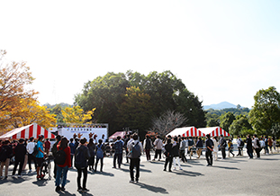 椅子は満席でメインステージの周囲に人だかりが！