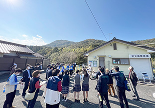 土砂崩れ現場に近い公民館で説明を受ける<br />（出光地区公民館）