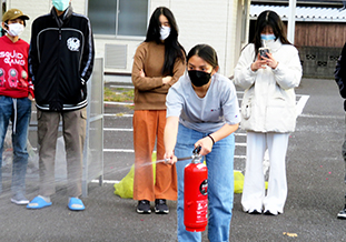 水消火器による消火訓練（国際交流会館）