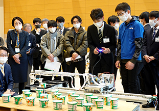 学生が製作したロボットの実演