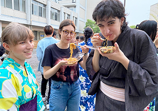 焼きそばを食べる留学生