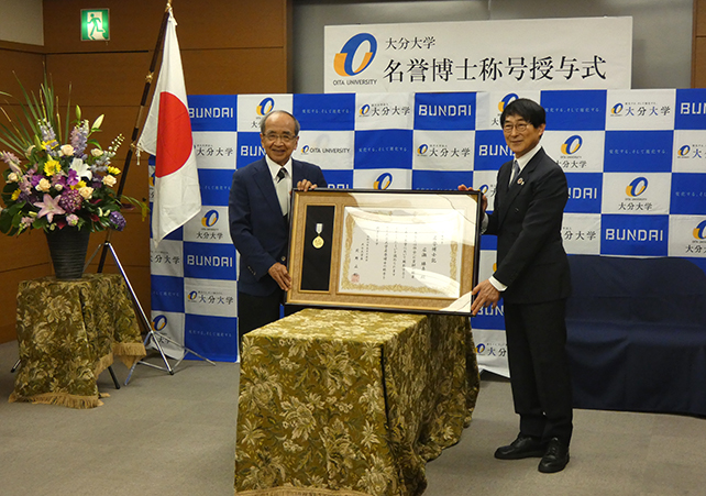 授与式の様子 <br />※公益財団法人大分県芸術文化スポーツ振興財団にて