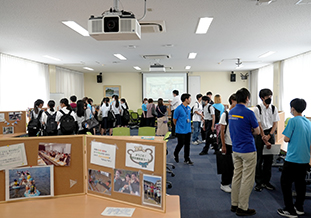 在学生に熱心に質問する高校生たち