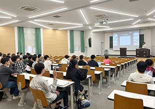 講師の問いかけに応える学生