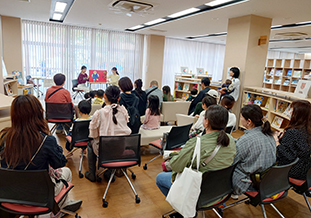 教育学部生による読み聞かせ