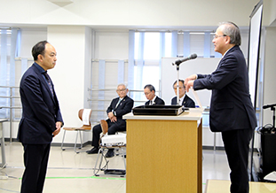 農学部長より優秀賞を授与される大井教授