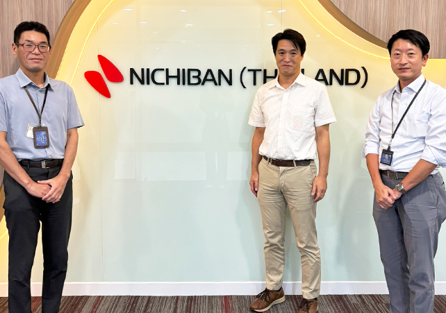 山本社長(左)、阿部駐在員(右)と