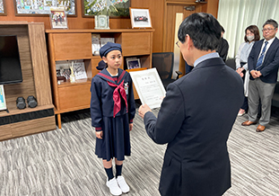 北野学長から賞状を受け取る竹内さん