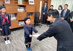 北野学長から賞状を受け取る平松さん