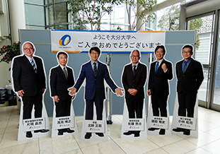 学長・学部長の等身大パネル