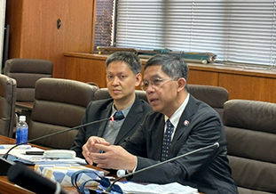 訪問団長のKongkiat BMDSグループCEO(右)<br />との討議