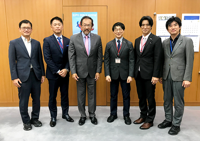 大鷹正人大使(左から3人目)と