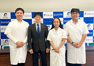 北野学長とマヒドン大学Siriraj病院からの3名の学生