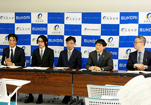 記者発表する内田講師(左端)