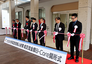 北野学長、来賓、大学役職者によるテープカット