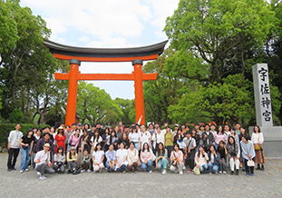 宇佐神宮で集合写真