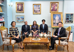 Ms. Kesthip Supavanich(中央)と<br />タイ教育省関係者