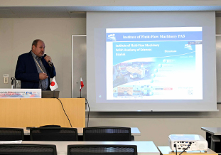 講演するKocik教授（4/16）