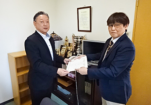 大分郡市医師会へ感謝状贈呈<br />（左から木本事務局長、石崎副拠点長）