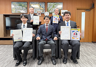 表彰式参加者<br />（前列：坂井さん、北野学長、轟木さん）