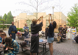 短冊を飾る留学生