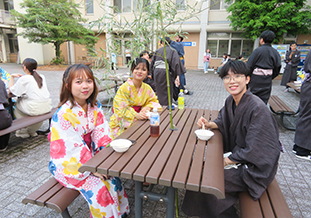 そうめんを食べながら談笑