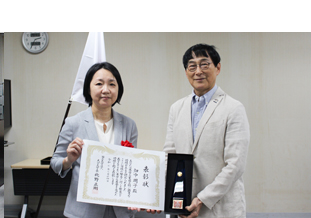 賞状を手にする畑中副看護部長と北野学長