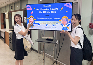 マヒドン大学シリラート病院免疫学<br />Welcome board前にて