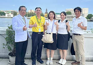 マヒドン大学シリラート病院外科<br />Vitoon教授(左から2人目)、Thawachai教授(左)と