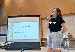 感謝を伝える留学生代表