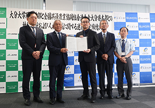 （左から）佐藤副本部長、藤田本部長<br />小林理工学部長、劉教授、甲斐事務長