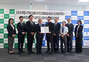 協定締結後の記念撮影