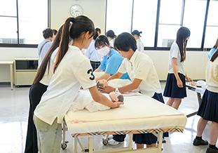 医学部看護学科による体験学習