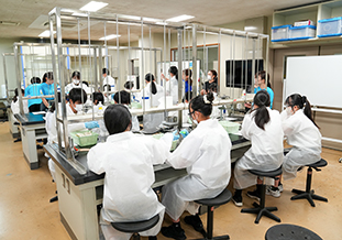 理工学部による化学実験