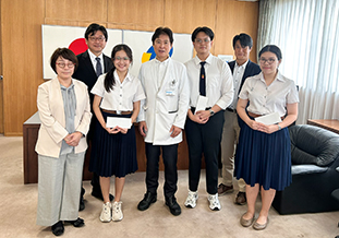 猪股医学部長からの助成金授与