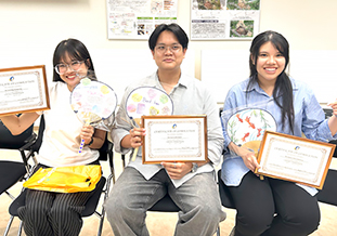 修了証を手に笑顔の学生