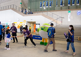 啓発用のうちわの配布の様子