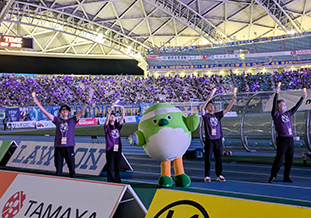 幻想的な紫色の光に包まれたスタジアム