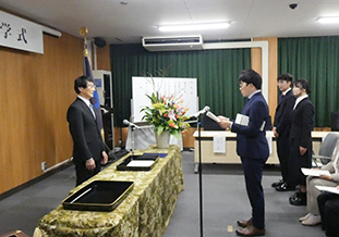 宣誓する蔵前さん