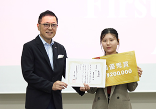 審査員の古城会長（左）と <br />最優秀賞を受賞した首藤さん（右）