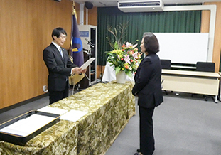 辞令交付を受ける渡邊理事