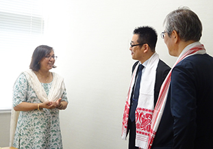インド工科大学Poonam Kumari教授（左）との歓談