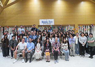 留学生と教員の集合写真