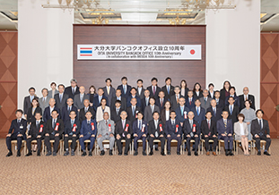 式典参加者で記念撮影