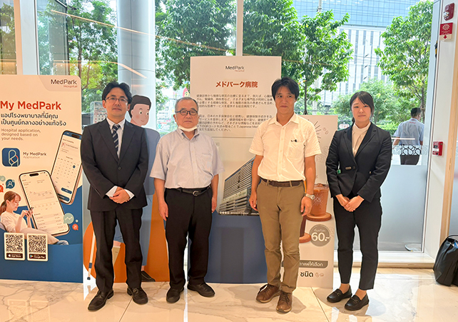 小野田氏（左から2人目）、栄研化学のメンバーと