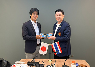 Ekkarat教養学部長と（6月）