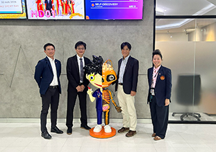 医学部の先生方と（8月）