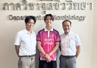 Tanapat教授（右端）と