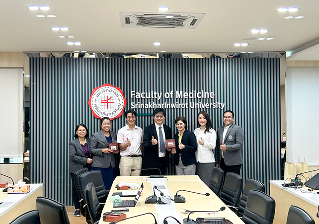 国際交流担当副学長Dr. Prapaporn（右から2人目）らと