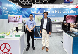 大分県のブースでトクソー技研江口氏と